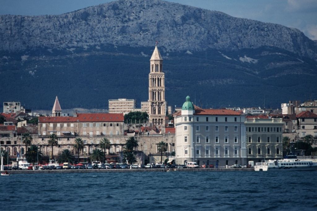 VIDEO: Eksplozija pri Splitu, štiri odpeljali, panika v Severni luki